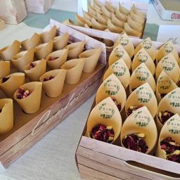 Cones confete com nomes, doces pétala, confete natural, qualquer texto, personalizado para celebrações, decoração do casamento, 30 pçs/lote - Image 2
