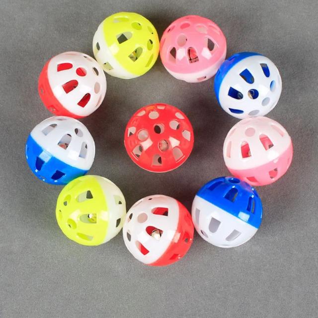 Bola de Brinquedo para Gato Plástico Oco Colorido com Sino Interativo 1 Unidade