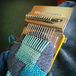 Mini máquina de tecelagem para remendar jeans e meias Pequeno tear Kit de ferramentas de tecer Máquina de tricô doméstica - Image 2