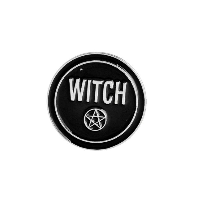 Pin Personalizado de Bruxa para Amigos em Estilo Black Punk - Broche de Esmalte de Halloween com Chapéu, Livro do Caixão e Morcego