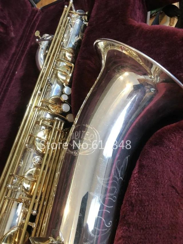 Saxofone Barítono Jupiter JBS-893 com Corpo Prateado e Acabamento em Laca Dourada - Inclui Boquilha e Case, Novo