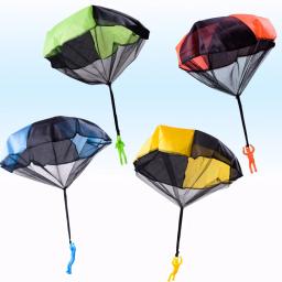Mão jogando brinquedos paraquedas para crianças, jogo engraçado ao ar livre, jogar brinquedos para crianças, Fly Parachute Sport com mini soldado, 1pc - Image 3