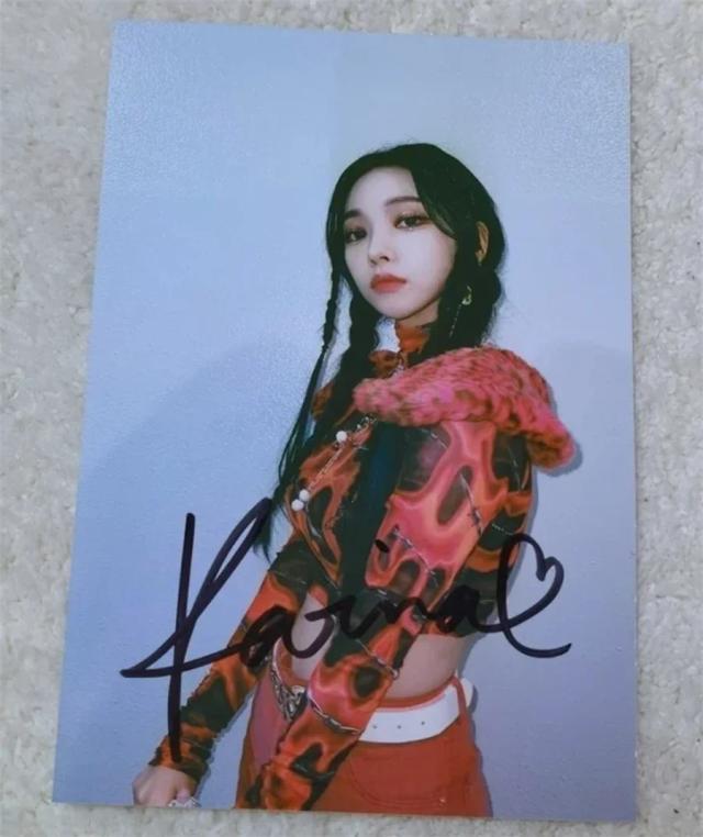Foto autografada da Karina com assinatura original à mão