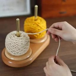 Suporte de fio de madeira, ferramentas de tricô rotativas, acessórios de crochê para iniciantes, carretel de linha de costura, enrolador de bola de lã, ferramenta de suporte - Image 1