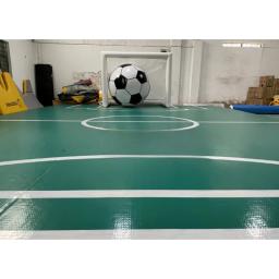 Trilha aérea ginástica do parque do trampolim, campo de futebol, corte da bola do futebol, equipamento do jogo do esporte - Image 3