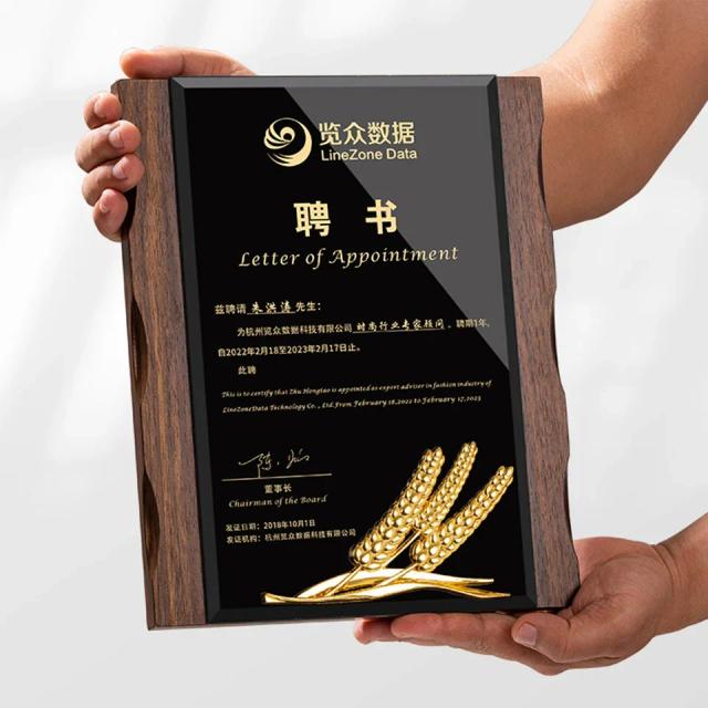 Certificado de Honra Madeira e Cristal Preto Personalizado - Placa Troféu Empresa