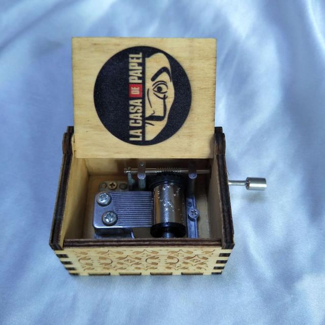 Caixa de Música de Madeira com Manivela, Ornamentada e Pintada - O Presente Perfeito para Amigos e Decoração de Casa