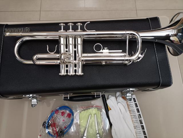 Trompete Profissional B Lato 8335GS em Latão Liso com Acabamento em Prata e Estojo de Couro - Feito no Japão