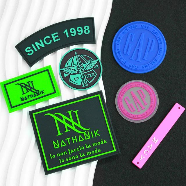 Etiquetas de PVC em relevo personalizadas com logotipo para roupas - Emblemas de silicone macio e acessórios de vestuário costurados em círculo