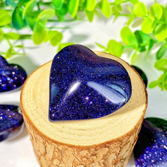 Escultura de Coração de Cristal Natural em Arenito Azul - Presente Perfeito com Pedras Preciosas para Namorada