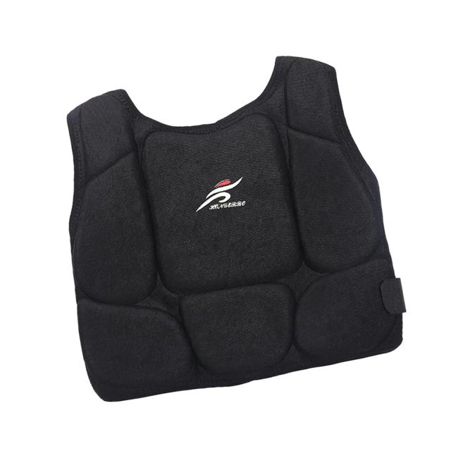 Costela de proteção para peito em karatê e kickboxing durante sparring e treinamento de artes marciais