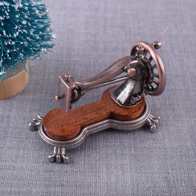 Mini máquina de costura vintage para dollhouse, kit de ferramentas de costura miniatura e decorações retrô