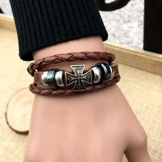 Pulseira Masculina em Couro Preto com Design de Cruz - Bracelete Elegante e Estiloso para Personalidade Única