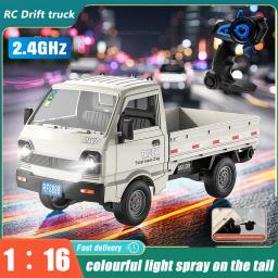 Kf21 rc carro escala 1:16 caminhão de escalada deriva de controle remoto com spray luzes led brinquedo off-road presente para crianças meninos indoor ao ar livre - Image 1