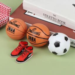 1pc casa de bonecas em miniatura bola de esportes de futebol e basquete decoração acessórios boneca casa de bonecas decoração dropshipping - Image 1