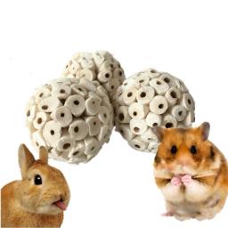 6 peças bolas de sola natural para papagaios de coelho chinchilas hamster porquinho da guiné mastigação macia forraging pássaro brinquedo pequeno animal estimação suprimentos - Image 1