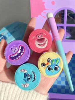 Em você Party Lip Lama, Acabamento Branco Fosco, Lipclay Canning, Urso de Morango, Batom Articulado, Peludo, Mo Mao, Festa, Outono e Inverno - Image 1