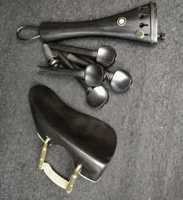 Conjunto de Acessórios para Violino: Suporte de Queixo, Cravelhas, Pino de Cauda com Braçadeira, Cordas de Gut e Afinador Fino 15-16"