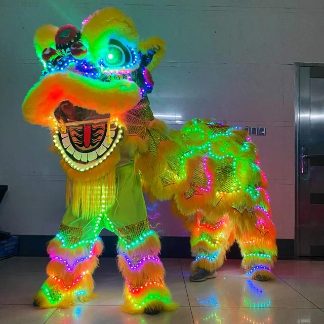 Festival Tradicional Chinês com Dança do Leão: Parque de Diversões com Trajes Iluminados e Adereços de Dança