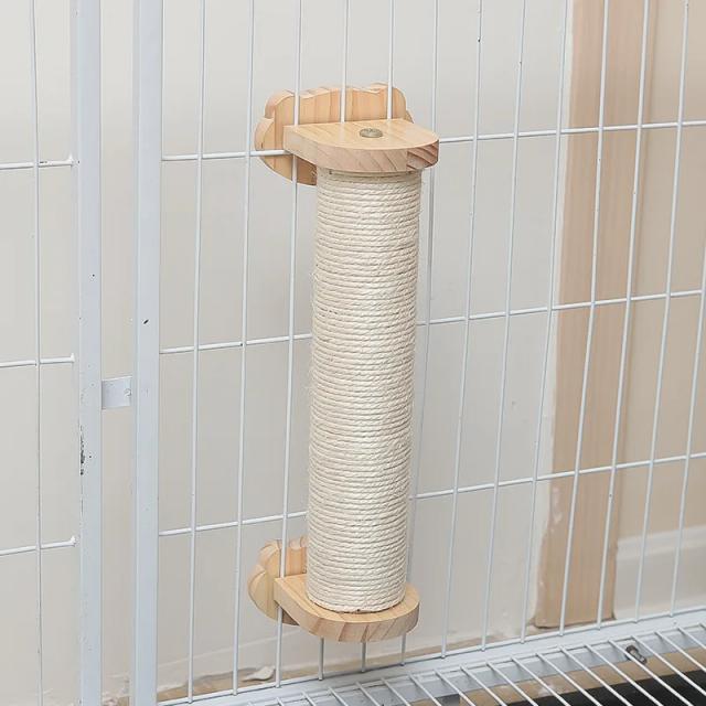 Gato brincando com arranhador de parede e árvore para felinos grandes em móveis de madeira