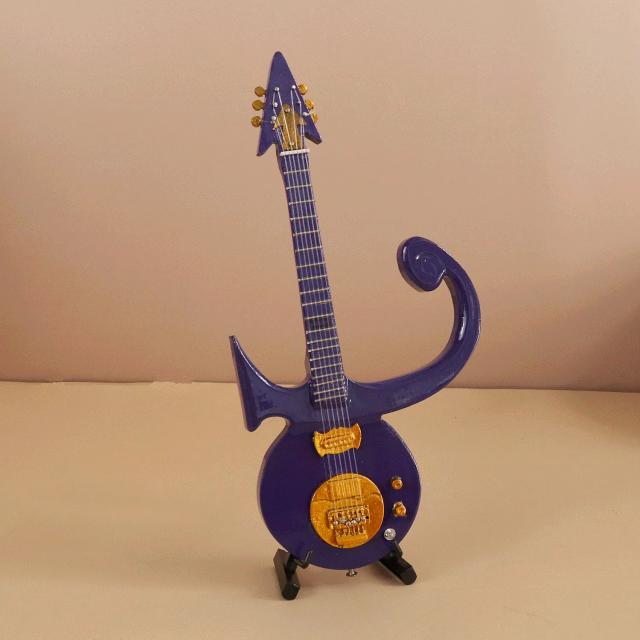 Miniatura Réplica de Guitarra e Mini Baixo Elétrico em Madeira para Decoração e Coleção de Casas de Bonecas