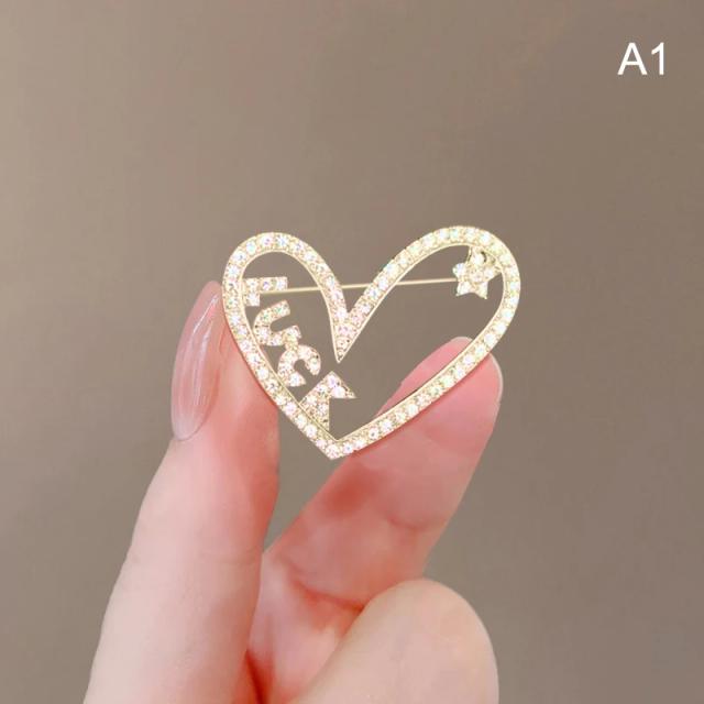 Broches de Flor e Coração de Cristal para Mulheres - Elegância e Glamour em Alfinetes de Lapela e Emblemas de Roupas