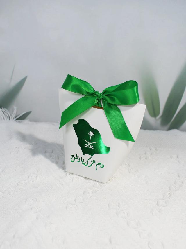 Embalagem de Presente Nacional Saudita: Caixa Verde com Fita Branca e Design de Mapa - Disponível em 20, 50 ou 100 Unidades