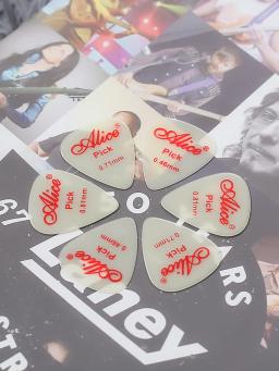 100 peças palhetas de guitarra de celulóide luminosa alice 0.46/0.71/0.81mm para baixo acessórios de guitarra elétrica acústica - Image 4
