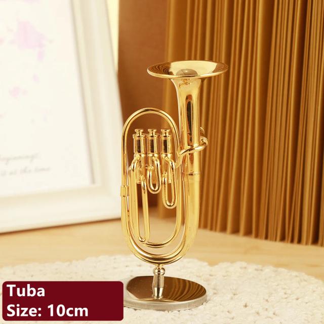 Coleção de Miniaturas Musicais: Saxofone, Trompete, Trombone, Trompa Francesa, Flauta e Clarinete como Ornamentos Decorativos