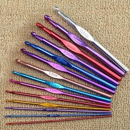 Conjunto de 12 ganchos de crochê de alumínio, agulhas de tricô, costura, tecelagem, ferramentas de costura multicoloridas, presentes - Image 1