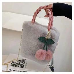 Faux Fur Bucket Bag com pingente de cereja para mulheres, peludo cadeia de pelúcia bolsa balde bolsa de embreagem bolsa de ombro designer de luxo - Image 4