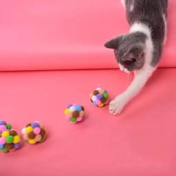 1 pçs suprimentos para animais de estimação gato auto-animado bola engraçado gato bouncy pelúcia sino bola multicolorido costura cor natal gato jogando brinquedos - Image 5