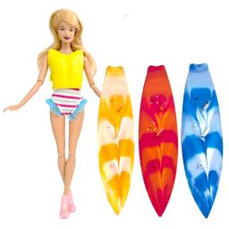 Nk cor aleatoriamente 2 itens/conjunto = 1 peça de prancha de surf + 1 par de sapato bota legal verão praia brinquedo esportivo para boneca barbie acessórios engraçados - Image 2