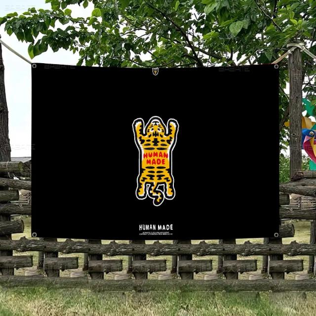 Bandeira de Torcida Nigo H Human: Estilo Luxuoso em Ambientes Externos com Design de Desenhos Animados