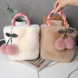 Faux Fur Bucket Bag com pingente de cereja para mulheres, peludo cadeia de pelúcia bolsa balde bolsa de embreagem bolsa de ombro designer de luxo - Image 3