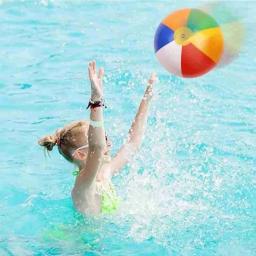 Piscina ao ar livre e brinquedos infláveis de praia, adereços esportivos divertidos, jogo de vôlei de praia, interação pai-filho, verão - Image 1