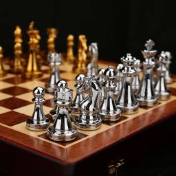 Metal Xadrez Internacional Conjunto com Tabuleiro De Xadrez De Madeira, Conjunto De Xadrez De Luxo Medieval, Jogo Da Família, Acessórios De Brinquedo, Caixa De Armazenamento Requintada - Image 3