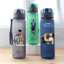 Copo de água esportivo plástico portátil, 560ml, estrela do futebol, vermelho, verde, azul, preto, acampamento ao ar livre, viagem, presente - Image 1