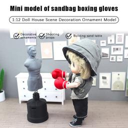 Saco de boxe em miniatura em escala 1/12 com luvas para decoração de casa de bonecas; Equipamento de ginástica para bonecas - Image 1