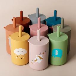 Bpa copo de silicone livre com palha para alimentação do bebê, estilo cartoon, grau alimentício, garrafa de água, talheres, bpa livre - Image 1