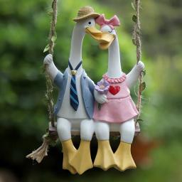 Estátuas do jardim do balanço do pato Decoração de cerca ao ar livre Estatueta de patos de resina fofa Escultura engraçada dos amantes do ganso, apto para casa, escritório, 1pc - Image 1