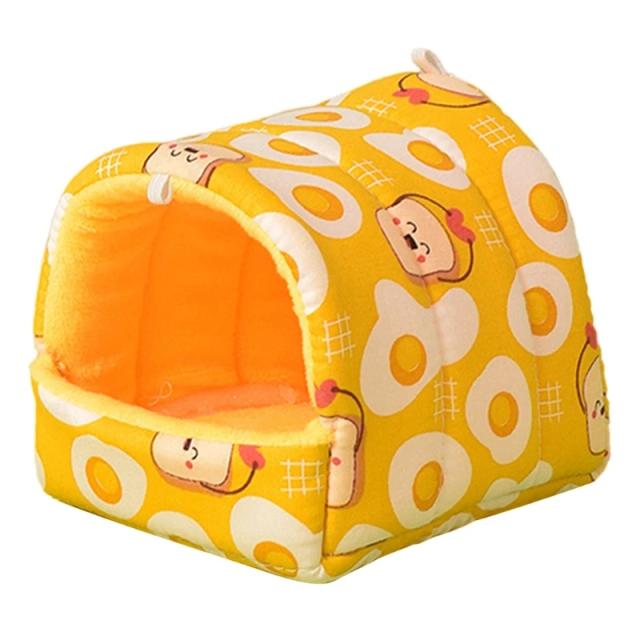 Casa aconchegante para pequenos animais com cama suspensa em árvore, acessórios para hamsters e pelúcias, além de cama escondida e opções de transporte.