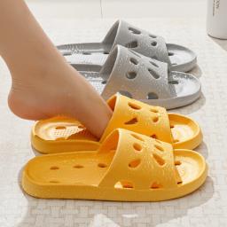 Chinelos de queijo leves para homens e mulheres, água vazada, Chinelos de praia oca, Sapatos Aqua para piscina antiderrapante, Casa de banho - Image 2