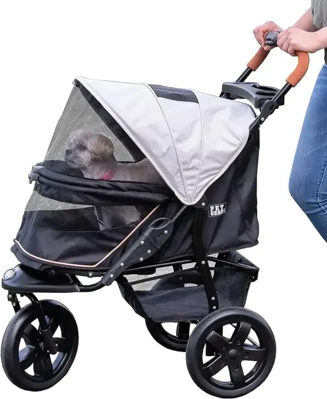 Carrinho de Estimação AT3: Prático e Versátil para Gatos e Cachorros, com Entrada Larga, Dobragem Fácil, Pneus de Corrida e Forro Removível com Suporte para Copo