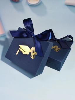 Elegante Graduação Gift Box, Azul Marinho, Gold Embossed Cap e Certificado Design, Perfeito para Festas de Graduação e Convites - Image 3