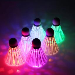 4/8 pçs badminton noite escura colorido iluminação led esporte badminton peteca passarinhos luz ao ar livre ponto shuttle cock - Image 2