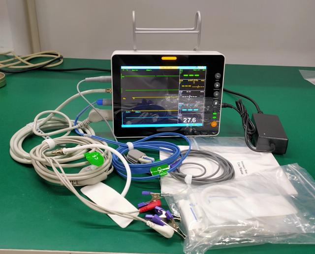 Monitor Veterinário Vet Monitor 8" para Animais de Estimação - Funções SpO2, ECG, NIBP, Temperatura, Respiração e Pulso