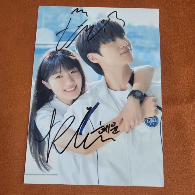 Fotografia Autografada da Adorável Corredora Kim Hye Yoon - Coleção K-POP 2023, Tamanho 5x7