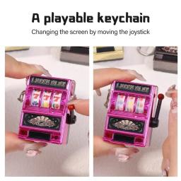 2 pçs mini jogo slot máquina chaveiros criativo arcade bolso fruta sorte jackpot gadget antiestresse brinquedo jogos engraçados chaveiro - Image 3