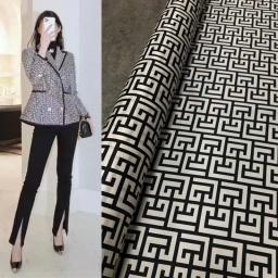 Tecido estampado de labirinto geométrico preto e branco, estiramento sarja, tecido de seda luxuoso leve, camisa high-end, casaco, terno, tecido de costura, moda - Image 1